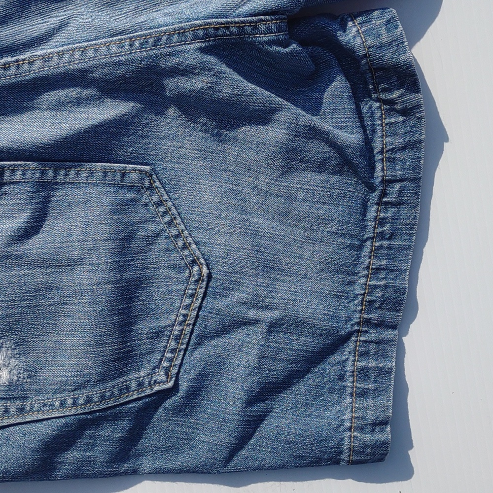 🌜OLD NAVY Mid-Rise Distressed Shorts in Medium Dark Wash - Picture 12 of 16